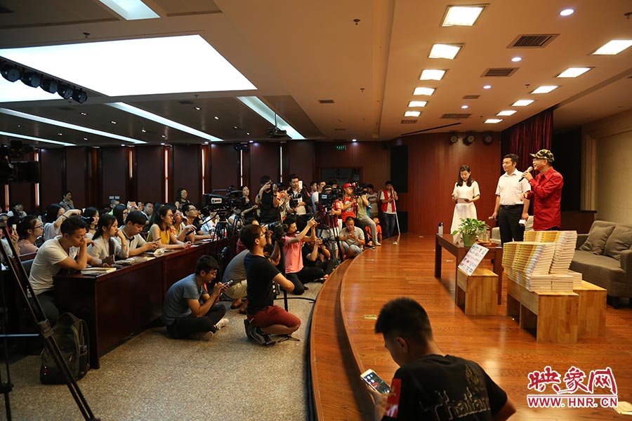 河南本土主流媒體基本全部到場(chǎng)，六小齡童接受記者提問。