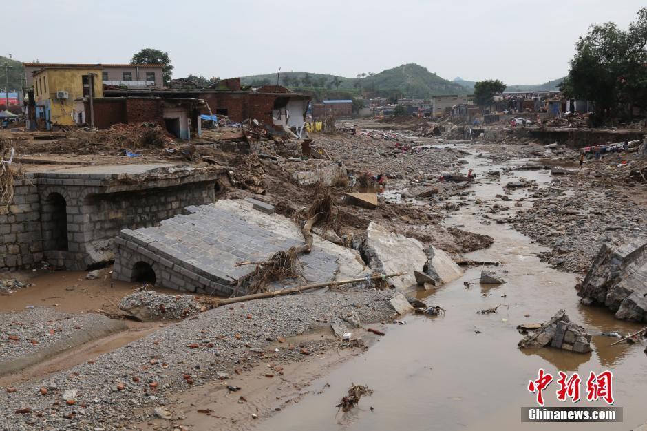 圖為都里鎮(zhèn)被洪水沖斷的橋梁。