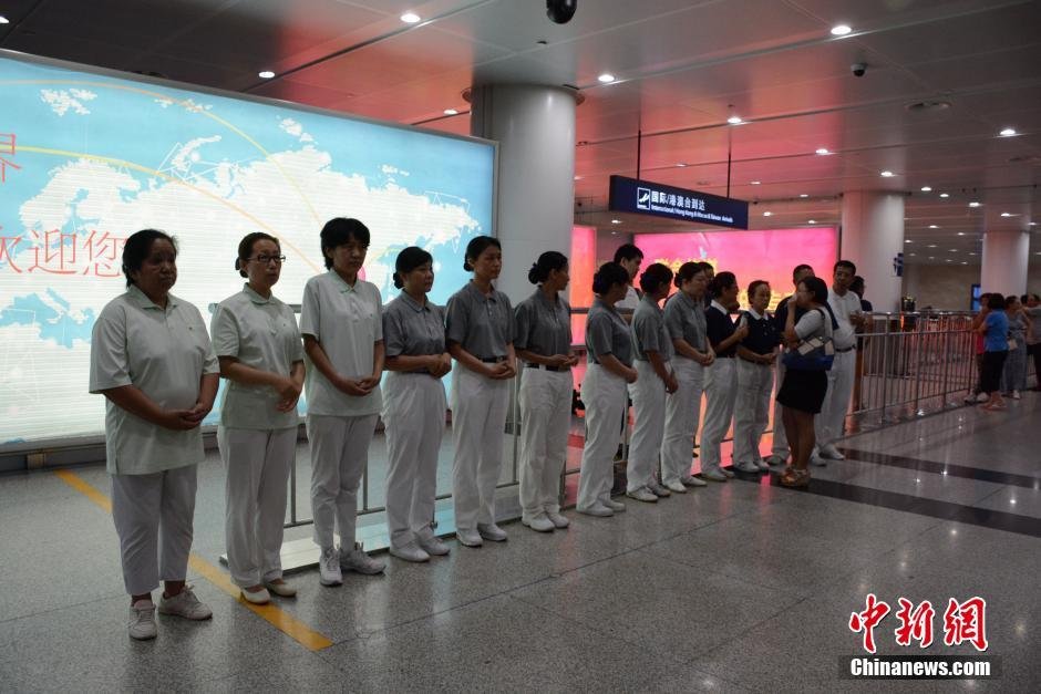 圖為臺(tái)灣慈濟(jì)慈善基金會(huì)大連聯(lián)絡(luò)處工作人員等候罹難者家屬。