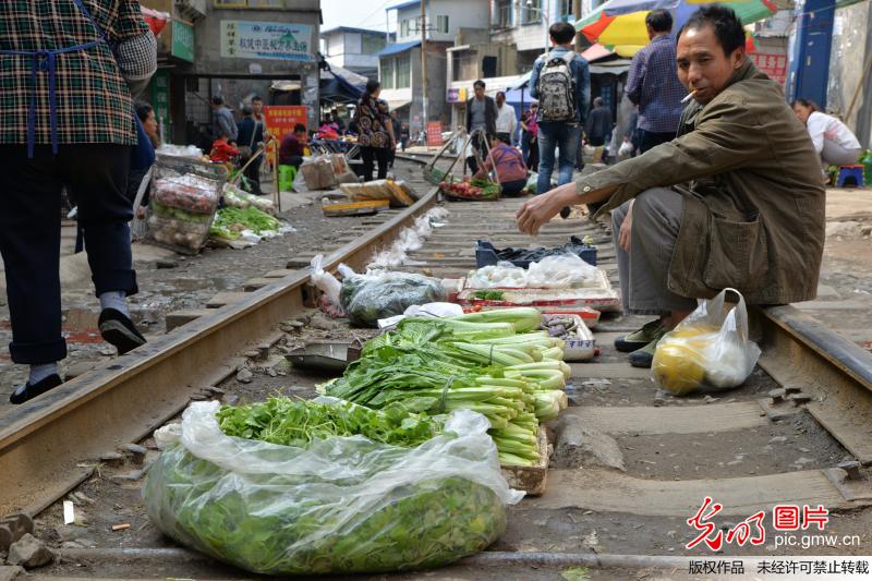 貴州遵義“鐵路菜市” 火車直接從菜攤上開(kāi)過(guò)