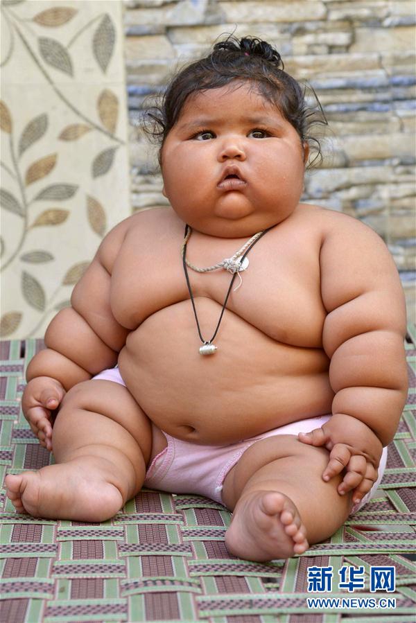 4月17日，在印度阿姆利則，女孩查哈特在家中。