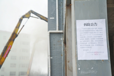 汝州出動近千人拆除違建 兩棟樓堅(jiān)強(qiáng)變廢墟 汝州出動近千人拆除違建 兩棟樓堅(jiān)強(qiáng)變廢墟