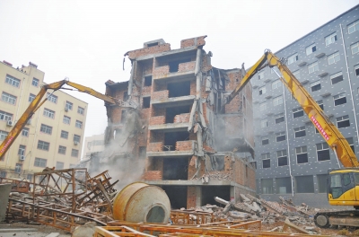 汝州出動近千人拆除違建 兩棟樓堅(jiān)強(qiáng)變廢墟 汝州出動近千人拆除違建 兩棟樓堅(jiān)強(qiáng)變廢墟