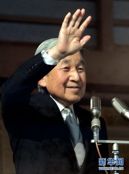 當(dāng)?shù)貢r(shí)間12月23日，在位于日本東京的皇宮，日本明仁天皇向民眾致意。