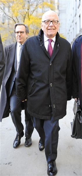 20日，默多克走出法庭。