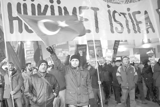 　土耳其民眾25日抗議政府貪腐行為。