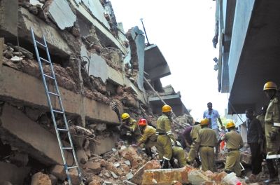 4日，印度卡納科納，救援人員正在搜尋被掩埋的幸存者和遇難者遺體。圖/東方IC