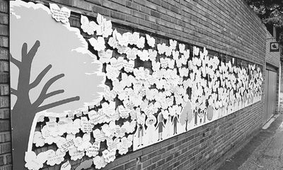 參觀者們?cè)趹?zhàn)爭(zhēng)與女性人權(quán)博物館的留言墻上貼滿了留言 參觀者們?cè)趹?zhàn)爭(zhēng)與女性人權(quán)博物館的留言墻上貼滿了留言