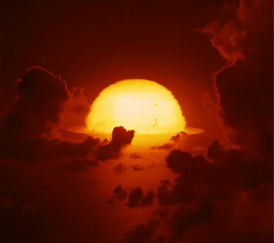 1961年，南太平洋上空，氫彈爆炸后的大火球開始擴散。