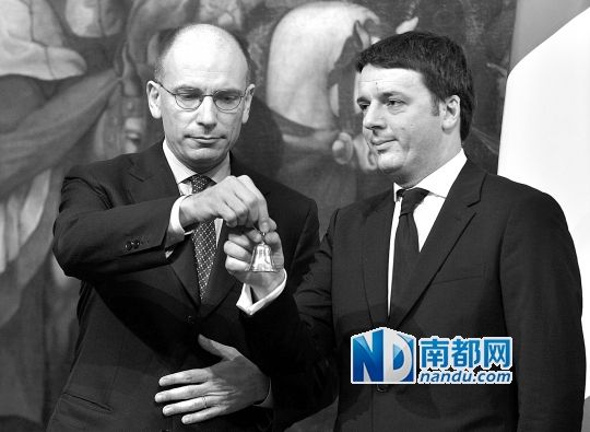 2月22日，在意大利羅馬總理府，新任總理馬泰奧·倫齊(右)與前任總理恩里科·萊塔舉行交接儀式。