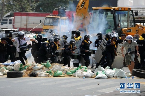 當(dāng)?shù)貢r間2月18日，泰國曼谷警方與示威者發(fā)生沖突。