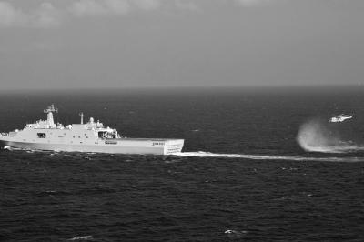 11日，抵達(dá)馬航飛機(jī)失聯(lián)海區(qū)的海軍井岡山艦與艦載直升機(jī)協(xié)同展開立體搜救行動(dòng)。新華社發(fā)