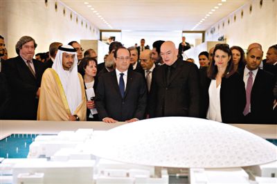 4月29日，法國總統(tǒng)奧朗德（中）和阿布扎比文化遺產(chǎn)委員會主席蘇爾坦親王（左）一起觀看“阿布扎比盧浮宮”建筑模型。盧浮宮計劃打造“阿布扎比盧浮宮”，以推廣法國文化。