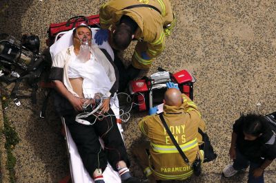 2日，救援人員在美國紐約地鐵事故車輛內(nèi)緊急疏散一名受傷乘客。圖/CFP