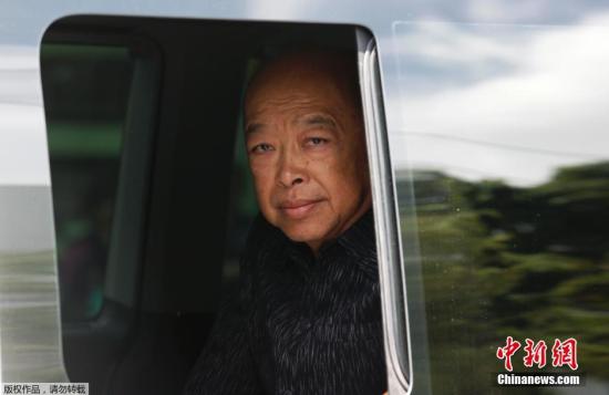 圖為泰國(guó)前副總理素拉蓬抵達(dá)陸軍俱樂(lè)部。