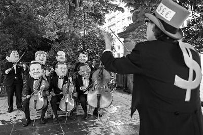 4日在布魯塞爾，非政府組織『樂施會』成員戴著七國首腦面具演奏名曲《錢錢》，批評七國政策導致全球貧富差