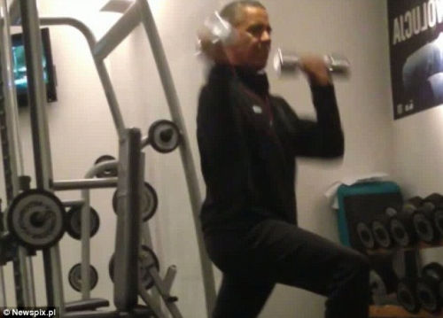 奧巴馬安?，F(xiàn)漏洞舉啞鈴健身時(shí)遭偷拍（組圖）（5）