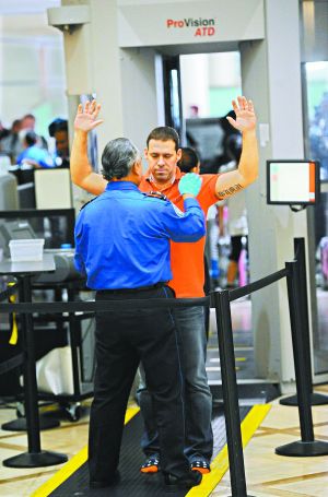 防止恐怖分子把炸彈偽裝成電子設(shè)備登機(jī)；新規(guī)適用于歐、非、中東赴美航班；智能手機(jī)將被重點(diǎn)排查