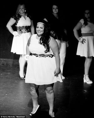 英國(guó)舉行超大號(hào)美女選美大賽(圖)