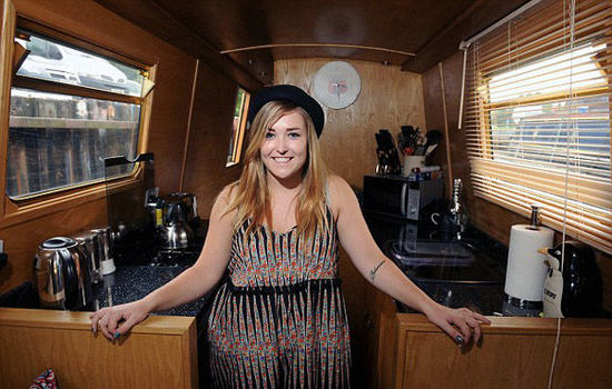 學(xué)生公寓住宿費(fèi)太貴 倫敦女大學(xué)生買小船當(dāng)住所(組圖) 學(xué)生公寓住宿費(fèi)太貴 倫敦女大學(xué)生買小船當(dāng)住所(組圖)