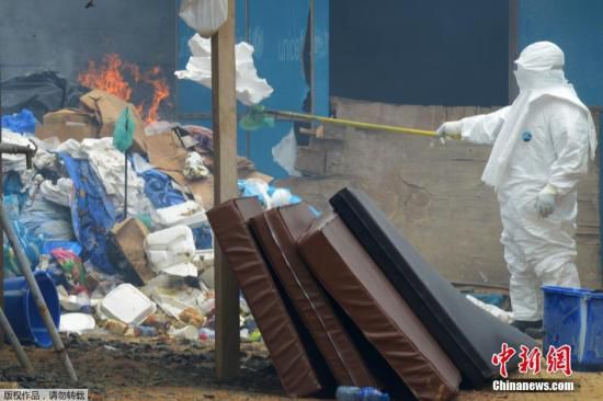 當(dāng)?shù)貢r(shí)間2014年9月3日，利比里亞蒙羅維亞，約翰·菲茨杰拉德·肯尼迪醫(yī)院的醫(yī)護(hù)人員和病人。9月1日