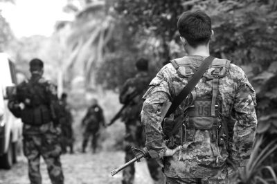 2009年12月13日，在菲律賓南阿古桑省，菲律賓安全部隊(duì)人員在一處現(xiàn)場(chǎng)警戒。圖/CFP