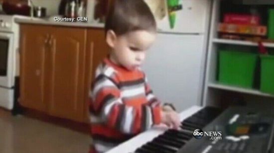 歐洲3歲盲童無師自通會彈鋼琴被譽(yù)“小莫扎特”