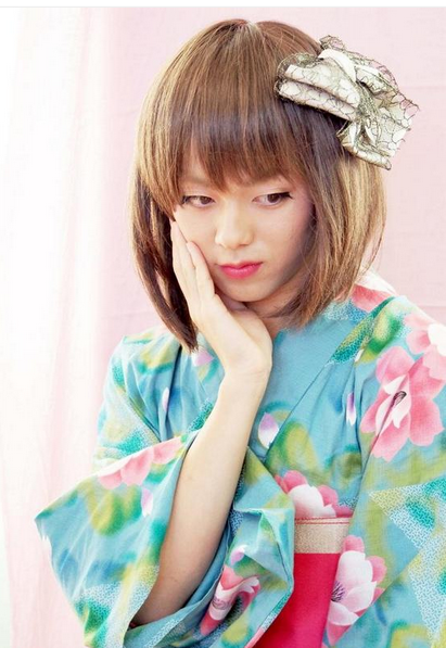 日本男子學(xué)校舉辦“?；ā贝筚?參賽者須男扮女裝