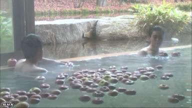 一個個蘋果漂浮在浴槽內(nèi)（NHK網(wǎng)頁截圖）。