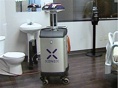 可通過發(fā)射紫外線對房間消毒的機(jī)器人。