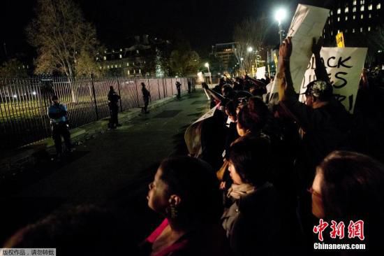 美國(guó)白宮前擠滿了抗議槍殺黑人青年的白人警察免遭起訴案件的美國(guó)民眾。