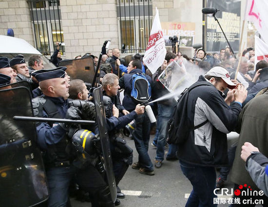 　　當?shù)貢r間2014年11月27日，法國巴黎，法國農民帶綿羊在埃菲爾鐵塔附近抗議，要求環(huán)保部門采取有效措施解決狼群襲擊羊群問題?！D片來源：TRICK KOVARIK/CFP