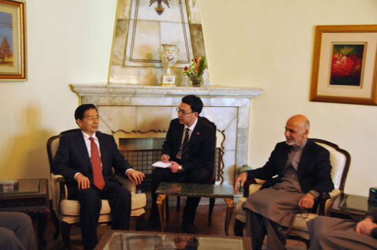 　11月30日，阿富汗總統(tǒng)加尼在首都喀布爾會(huì)見到訪的中國國務(wù)委員郭聲琨。