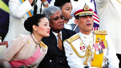 蒙西拉米左與哇集拉隆功王儲(chǔ)右一同參加活動(dòng)。