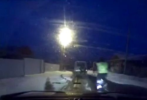 警車追逐中仍未追上可疑汽車，此時令人震驚的一幕出現(xiàn)，一名警察從警車中跳出來，向可疑車輛跑去。