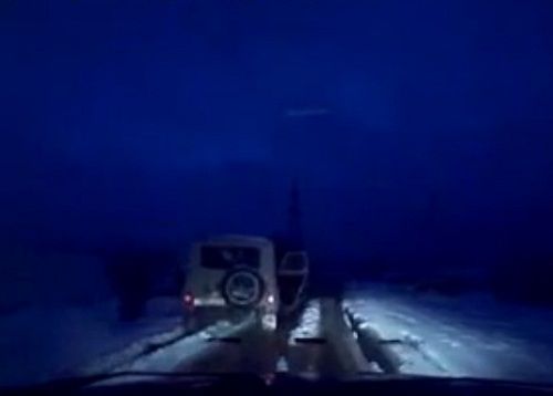 　　警察成功打開可疑汽車的車門并登上汽車，司機見狀立即停車及棄車逃走，警察則下車繼續(xù)追捕司機。