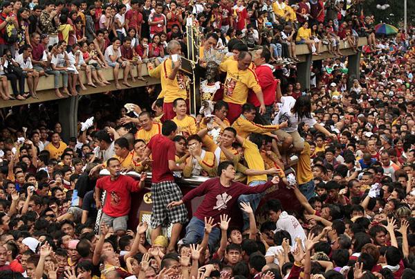 2011年“黑耶穌節(jié)”上，無數(shù)信徒希望觸摸到黑色耶穌雕像。