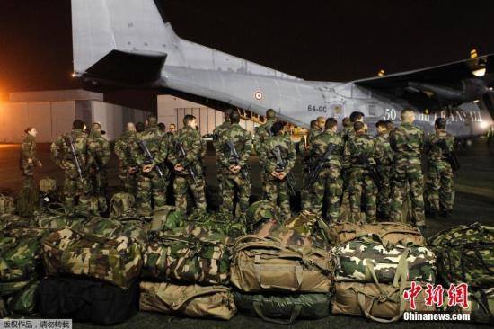 當(dāng)?shù)貢r間1月7日，法國軍人抵達巴黎布爾歇機場。他們將被部署在巴黎，以增強巴黎市的安保力量。