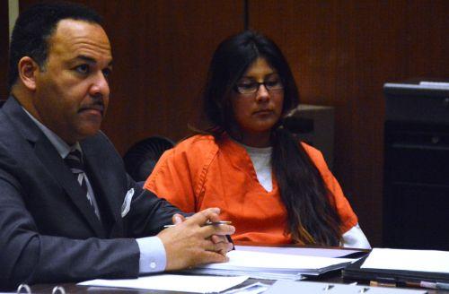 嫌犯卡門（中）在初審法庭上。（僑報(bào)網(wǎng)：圖片由法庭指定攝影師提供）