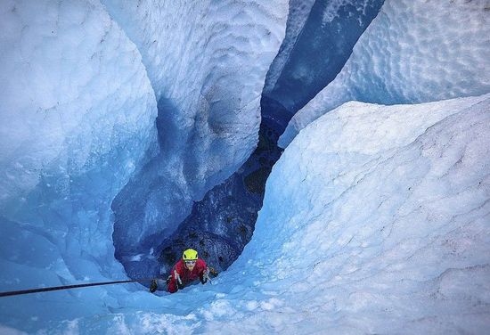 美國探險家深入冰縫 拍攝冰川內部夢幻美景(圖)
