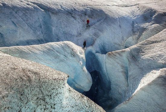 美國探險家深入冰縫 拍攝冰川內部夢幻美景(圖)