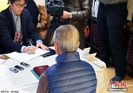 當(dāng)?shù)貢r(shí)間1月25日，日本千葉市，日本遭“伊斯蘭國(guó)”綁架人質(zhì)湯川遙菜的父親接受媒體采訪。伊斯蘭國(guó)武裝(IS)24發(fā)布視頻顯示，其中一位被綁架日本人質(zhì)湯川遙菜(Haruna Yukawa)已經(jīng)被該組織殺害。日本政府表示將驗(yàn)證視頻的真實(shí)性。 視頻：關(guān)注日本人質(zhì)事件：極端組織視頻顯示一人質(zhì)已遭殺害來(lái)源:央視新聞