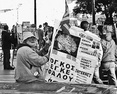 自債務(wù)危機(jī)爆發(fā)以來(lái)，希臘承諾實(shí)施以減薪、增稅、裁員和私有化為主要內(nèi)容的緊縮和改革政策。一系列的緊縮措施使民眾生活受到嚴(yán)重影響，約1/4的家庭陷入貧困。圖為今年1月希臘大選期間，在雅典市中心國(guó)會(huì)大廈前廣場(chǎng)乞討的老人。