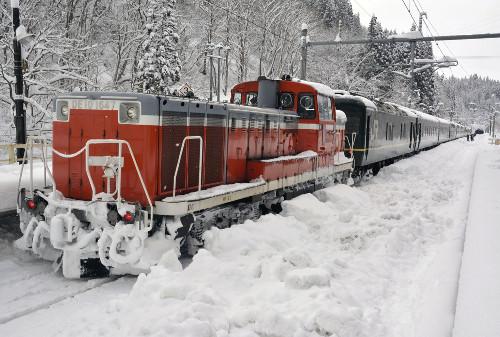 JR一臥鋪特急列車，因大雪在JR奧羽線津輕湯站附近拋錨，約130名乘客不得不在車上過夜。