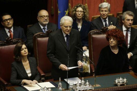 意大利新當(dāng)選總統(tǒng)塞爾焦·馬塔雷拉(中)。