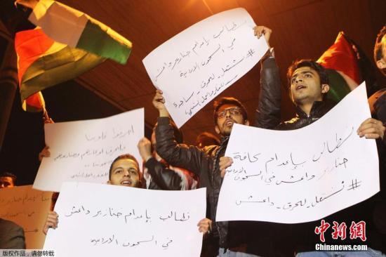 約旦軍方宣布，被極端組織“伊斯蘭國”劫為人質(zhì)的飛行員卡薩斯貝已遭殺害，憤怒的抗議群眾聚集首都安曼。 視頻：約旦政府談人質(zhì)遇害：一定會(huì)做出強(qiáng)有力回?fù)魜碓?央視新聞