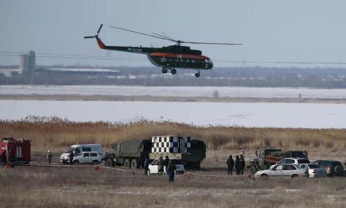 圖片說(shuō)明：當(dāng)?shù)貢r(shí)間2月11日，一架俄羅斯蘇—24轟炸機(jī)在著陸過(guò)程中墜毀，救援人員正在偵察失事區(qū)域。(