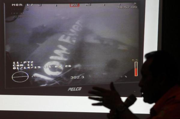 這是1月14日新加坡國防部長黃永宏在其社交網(wǎng)站上傳的亞航失事航班QZ8501機(jī)身照片。