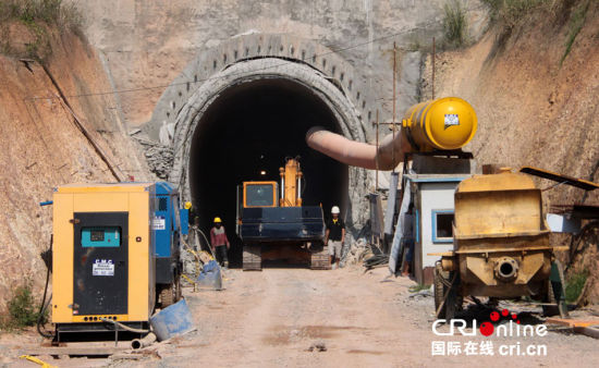 斯里蘭卡南部鐵路項(xiàng)目隧道施工現(xiàn)場(chǎng)。(攝影：孫洋)