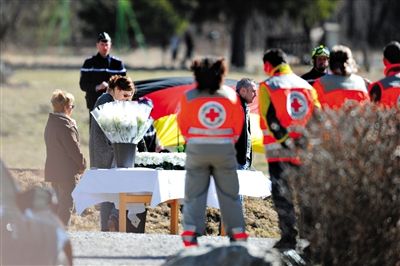 29日，法國塞訥鎮(zhèn)，搜救人員和遇難者家屬一同向遇難者致哀。